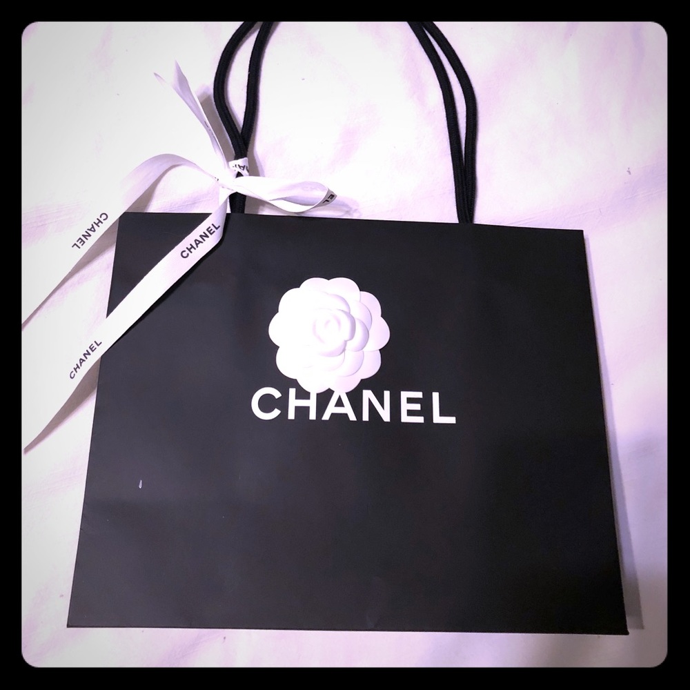 Mint condition Chanel bag and bow